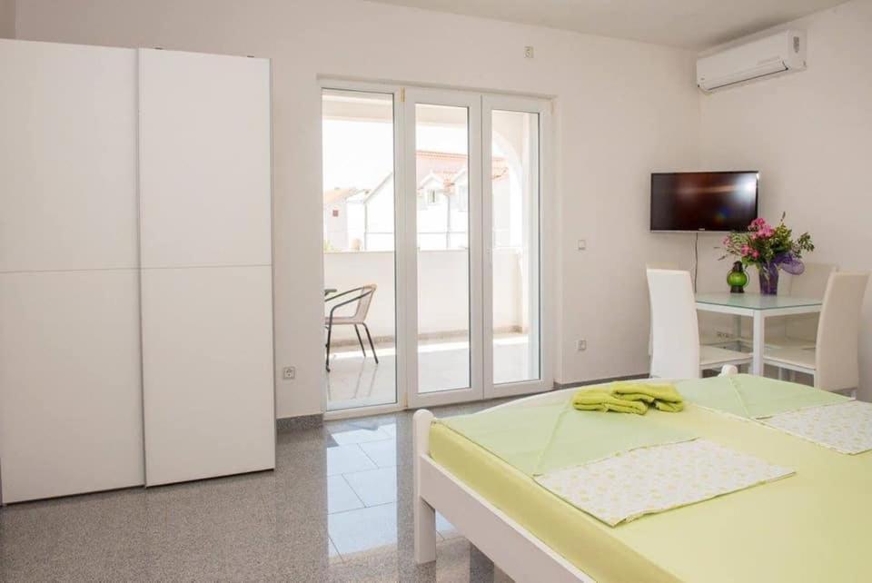 Apartment Vodice - Lovric Ngoại thất bức ảnh